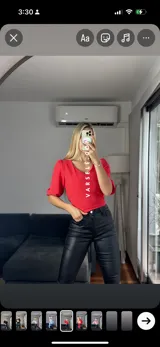 Blusa celeste de crep lino, con mangas 3/4, escote en V, abertura en la espalda y lazo para atar.