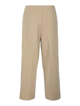 Pantalón de vestir color beige, de corte recto y tiro alto, con pinzas frontales y tejido elástico.