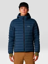 Campera negra con capucha, rellena de plumón de 650 cuins. Confeccionada en tejido Pertex® Quantum resistente al agua. Cuenta con cierre frontal, bolsillos laterales con cierre y un bolsillo en el pecho con cierre. Se puede guardar en su propio bolsillo.