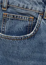 Pantalón de jean celeste de corte recto con aberturas en el bajo.