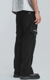 Pantalón negro de pana con corte ancho, cintura elástica y bolsillos cargo.