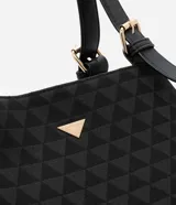 Bolso hobo grande color negro con textura jacquard en forma de triángulos. Tiene cierre con botón a presión, correa de mano con hebilla, separadores internos con cremallera y logo triangular dorado en el frente.