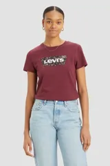 Remera de manga corta color bordó con logo de Levi's estampado en el pecho con diseño floral.
