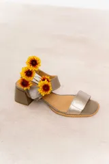 Sandalia de cuero color beige con tiras anchas y ajuste de velcro. Tiene taco cuadrado de 4,5 cm y plantilla de cuero.