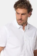 Camisa de hombre color azul marino, de manga corta, con cuello clásico, cierre frontal con botones y bolsillo en el pecho.