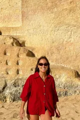 Camisa roja de tusor 100% algodón, de corte amplio y manga 3/4.