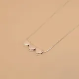 Gargantilla de plata 925 con cadena fina y tres dijes de corazones lisos.