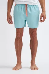 Short de baño azul marino con estampado de hojas blancas y rojas.