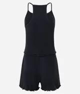 Conjunto de pijama corto negro confeccionado en Rib sin estampa. Incluye blusa con breteles finos, escote nadador en la espalda y aplicación de lazos; y short con cintura elástica y bajo frufru.