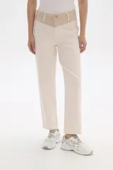 Pantalón de jean color beige, de corte recto y calce medio. Presenta bolsillos delanteros y traseros.