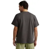 Remera de algodón negra con bolsillo en el pecho y gráfico vintage en la parte frontal.