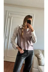 Pantalón oxford de cuero ovino negro con botón en guampa.