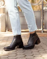 Botinetas de cuero negro con diseño de punta cuadrada y taco bloque. Presentan cierre lateral para facilitar el calce y una textura sutil en la puntera.