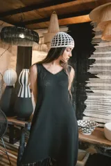 Vestido midi color marrón con textura y flecos en el ruedo, de breteles finos y corte holgado.