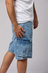 Bermuda de jean celeste con corte holgado y bolsillos cargo laterales.