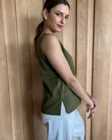 Musculosa blanca con cuello en V y costuras a contratono.