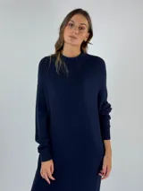 Vestido largo color azul de tejido suave, con manga larga y diseño minimalista.