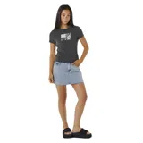 Remera negra de algodón con calce ajustado y estampado blanco con diseño floral y logo de la marca Rip Curl.