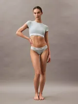 Conjunto Calvin Klein Modern Cotton color celeste, compuesto por un top de manga corta con banda elástica con logo y una bombacha clásica con cintura elástica con logo.