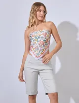 Bermuda en gabardina elastizada con pretina ancha y bolsillos delanteros y traseros, de marca Zac & Rachel.