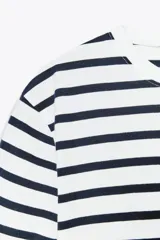 Camiseta negra de algodón, corte regular, cuello redondo y manga corta.