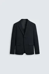 Blazer regular fit confeccionado en tejido con 17% de lana. Cuello con solapas de muesca. Manga larga acabada en puño con detalle de botones. Bolsillo de vivo en pecho y de solapa en cadera. Detalle bolsillo interior. Bajo con aberturas en espalda. Cierre frontal con botones.
