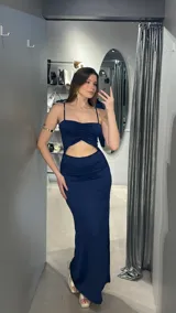 Vestido largo azul marino con breteles finos, escote recto y abertura en la zona abdominal.