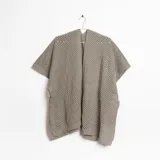 Ruana de tejido de punto calado color gris.