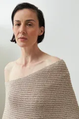 Capa tejida color tostado con diseño irregular y cuello bote.