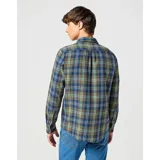 Camisa Wrangler de hombre a cuadros en tonos verde, azul y blanco, de manga larga y corte clásico.