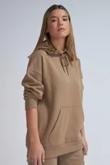 Hoodie deportivo color visón, de corte holgado, con capucha ajustable con cordones, bolsillo tipo canguro y puños y bajo acanalados.