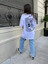 Remera blanca de algodón con estampa en la espalda de un canguro con anteojos de sol, fumando y tomando una bebida.