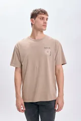 Remera manga corta oversize color taupe con estampa frontal de un sol y la frase 'Bold Sun'.