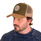 Gorro trucker de hombre con visera curva, frente color verde oliva con parche bordado y rejilla color beige.