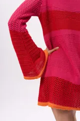 Vestido tejido con diferentes puntos, mangas oxford y forro interior desmontable.