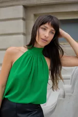 Blusa verde esmeralda de gasa con cuello halter que se ata con un lazo en la nuca.