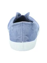 Zapatilla sin cordones de algodón orgánico color celeste, con puntera reforzada y suela de goma.