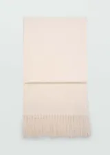 Bufanda de tejido de punto color crema con terminación de flecos.