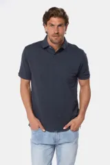 Chomba azul con textura de líneas horizontales en relieve, cuello clásico y tapeta con dos botones.