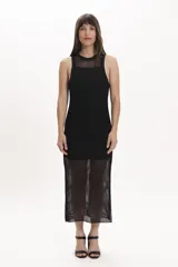 Vestido midi negro de tejido de punto con textura calada, corte recto y escote redondo.