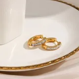 Par de aros tipo argolla dorados con circonitas incrustadas.