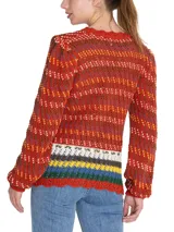 Sweater tejido con cuello redondo y amarre en la cintura, con diseño de punto calado y franjas horizontales en el pecho en tonos blanco, marrón, amarillo, azul y verde.