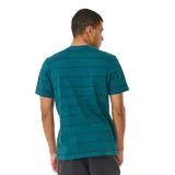 Remera verde con rayas horizontales negras, de corte clásico y manga corta.