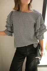 Pantalón de lino color beige, de tiro medio y corte wide leg.