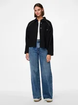 Camisa de denim negra con mangas largas, calce regular, bolsillos frontales y detalles de cristales en los hombros.