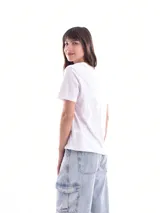 Remera negra de manga corta y cuello redondo, con corte holgado.