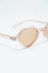 Lentes de sol con forma geométrica, montura color beige y lentes color marrón.