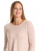 Buzo de tejido suave color beige, con cuello a la base y mangas 3/4 con aplique de botones dorados. Presenta terminación con tajos en los laterales.