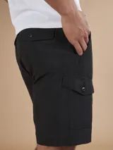 Bermuda técnica color negro, confeccionada en 94% nylon y 6% spandex.