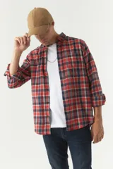 Camisa de viyela a cuadros rojos y azules, corte regular y logo bordado.